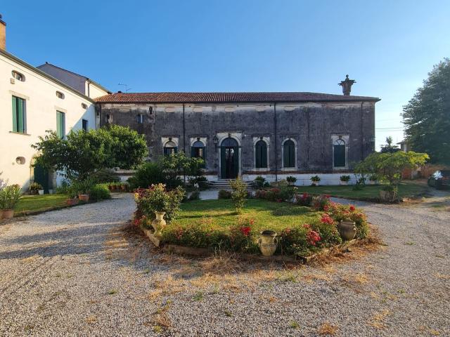 Case e ville in vendita di 1100 m² in Via Roma