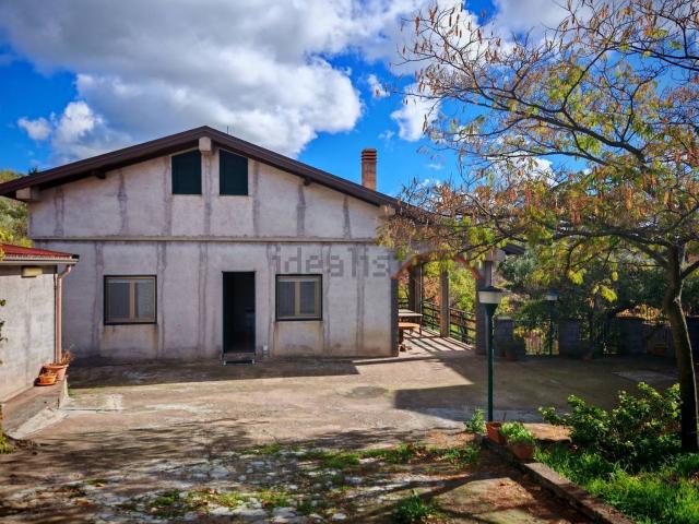 Case e ville in vendita di 110 m² in Via Cavaliere Bosco, 143