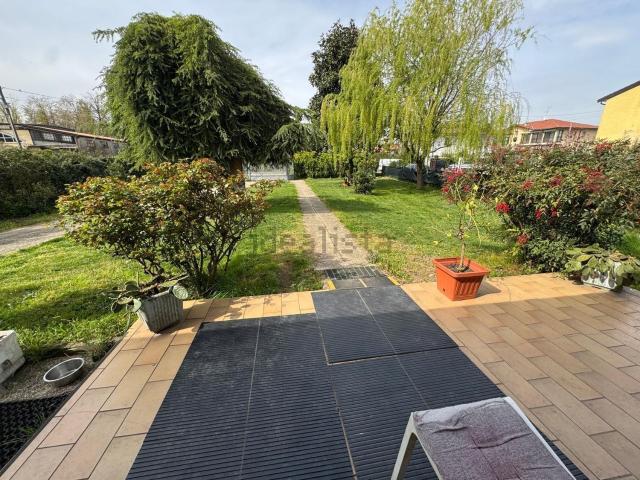 Case e ville in vendita di 110 m² in Via Casorate Primo