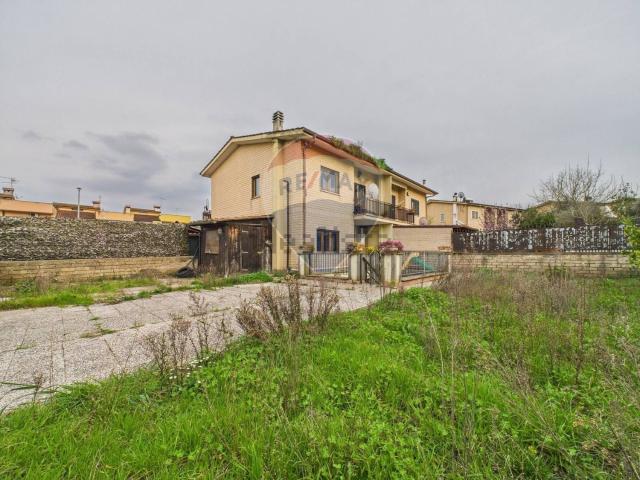 Case e ville in vendita di 110 m² in Via Cassia Antica, 2
