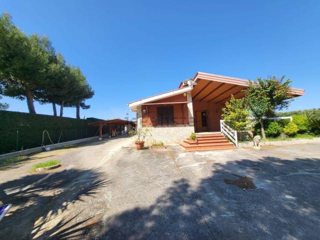 Case e ville in vendita di 110 m² in Via Castel del Monte