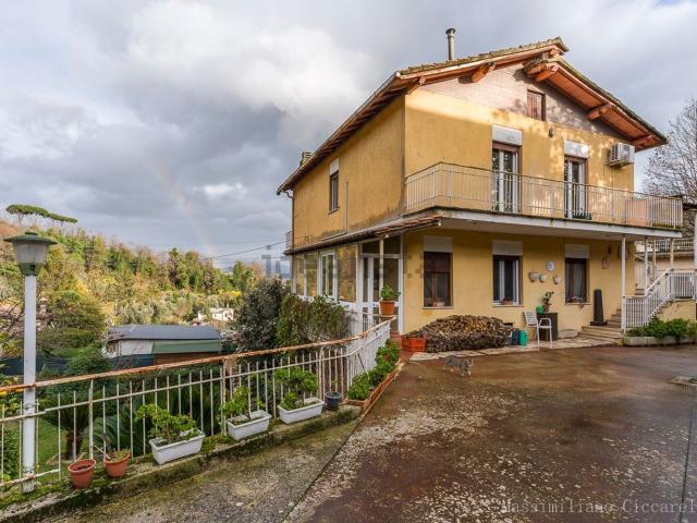 Case e ville in vendita di 110 m² in Via Appia Nord