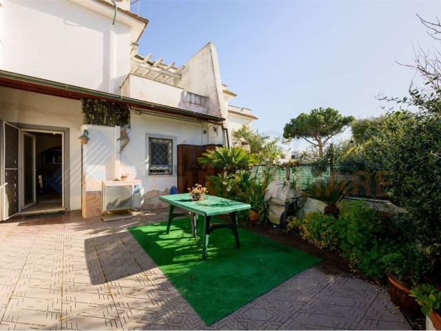 Case e ville in vendita di 110 m² in Via Ariccia