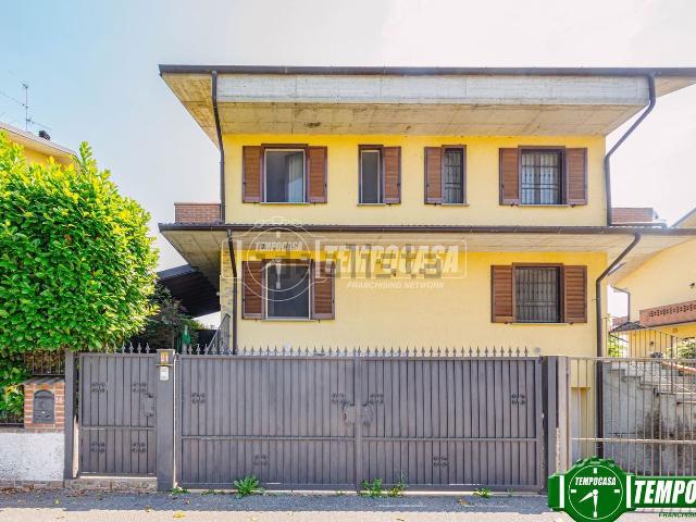 Case e ville in vendita di 110 m² in Via G. leopardi