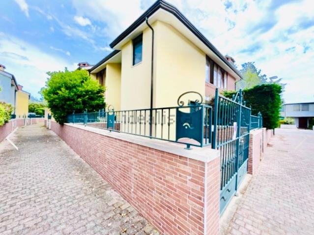Case e ville in vendita di 110 m² in Via Giovanni Gronchi