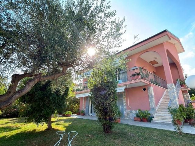 Case e ville in vendita di 110 m² in Via degli Alpini, 16