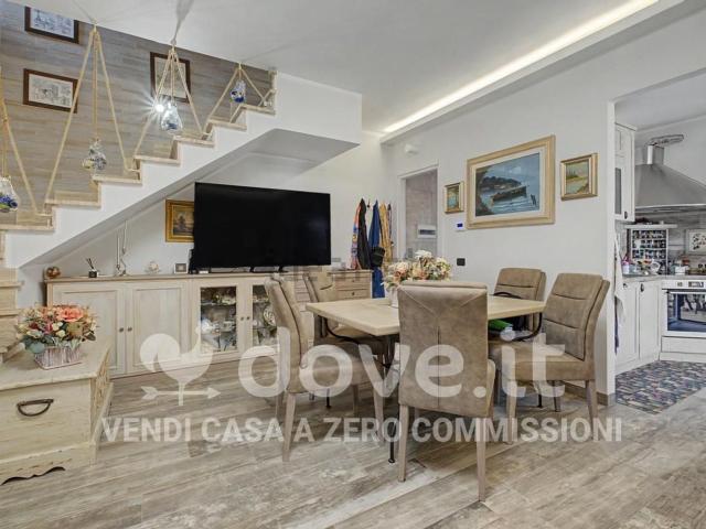 Case e ville in vendita di 110 m² in Via dei Salici, 1