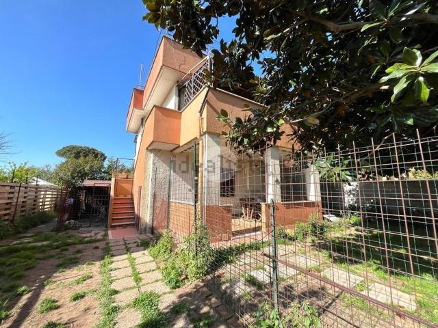 Case e ville in vendita di 110 m² in Via delle Cycas