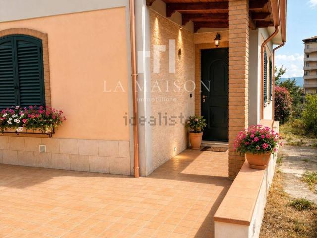 Case e ville in vendita di 110 m² in Via Lazio, 58