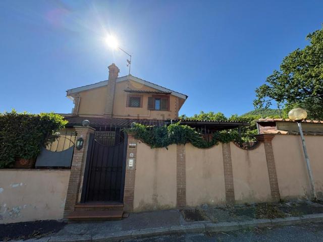 Case e ville in vendita di 110 m² in Via Monte Fumaiolo
