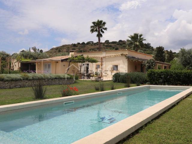 Case e ville in vendita di 110 m² in Via Napoli, 37