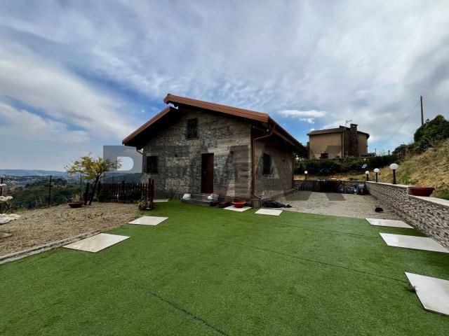Case e ville in vendita di 110 m² in Strada Comunale 90 Curcio Staglio, 395