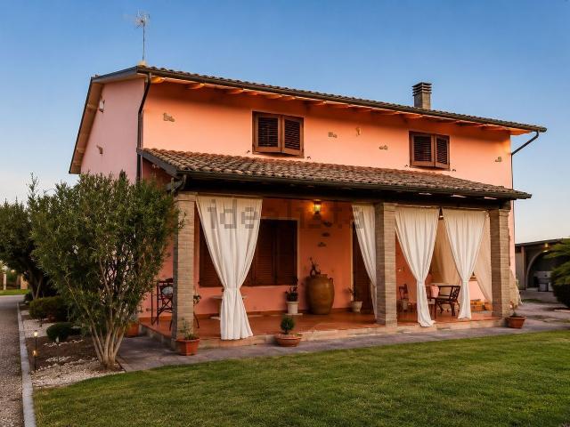 Case e ville in vendita di 111 m² in Via Guberta