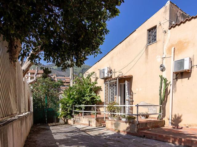 Case e ville in vendita di 111 m² in Via Rosario Nicoletti, 20