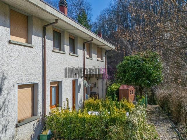 Case e ville in vendita di 112 m² in Via G. Notari, 43