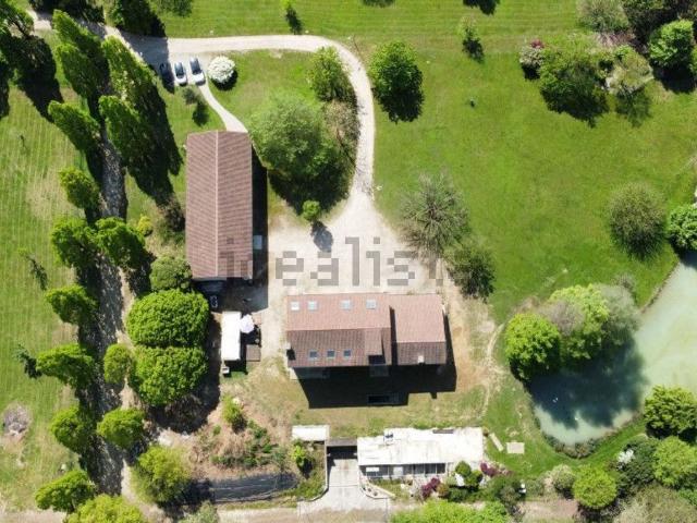 Case e ville in vendita di 1150 m² in Strada Senza Nome, 19