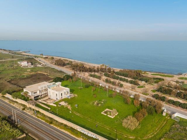 Case e ville in vendita di 1150 m² in Via Giovanni Di Cagno Abbrescia, 11