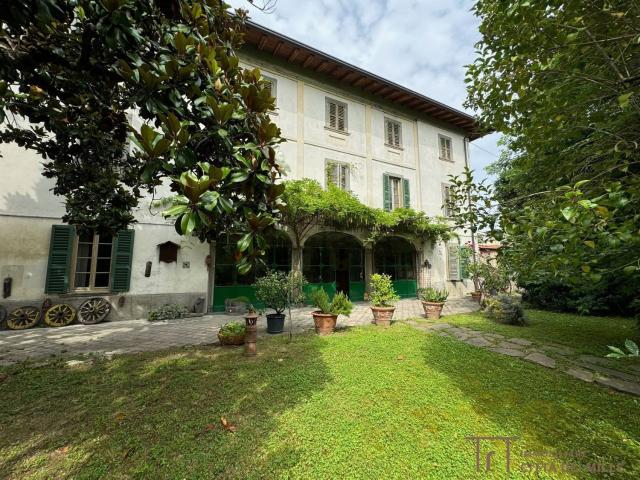 Case e ville in vendita di 1150 m² in Via Reduci