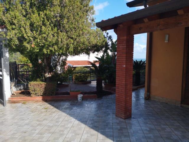 Case e ville in vendita di 1150 m² in Via Scampati