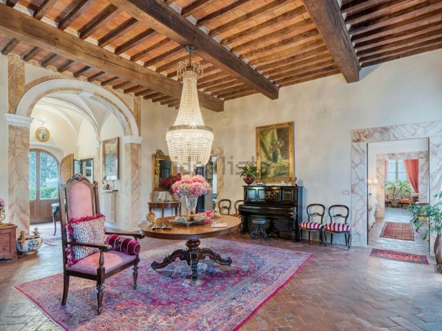 Case e ville in vendita di 1150 m² in Via Valdinievole Sud, 18