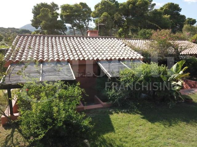 Case e ville in vendita di 115 m² in Via del Corbezzolo