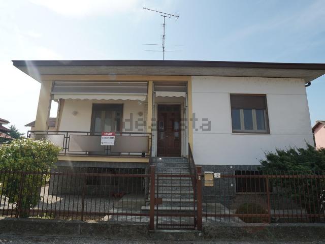 Case e ville in vendita di 115 m² in Via V. Bellini, 10