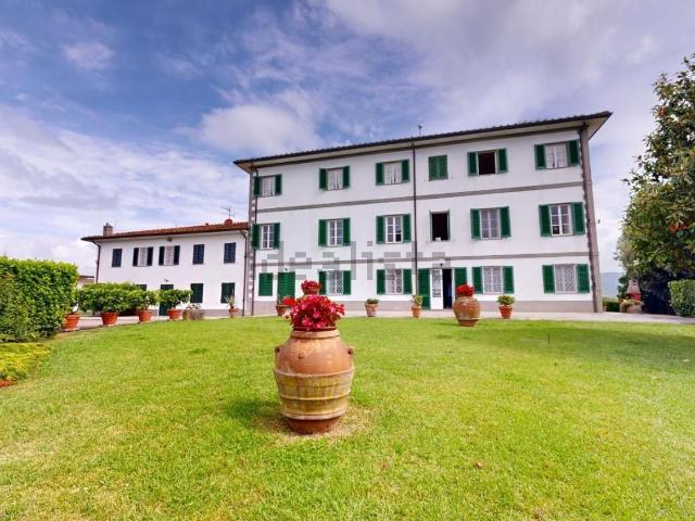Case e ville in vendita di 1170 m² in Via Carrara