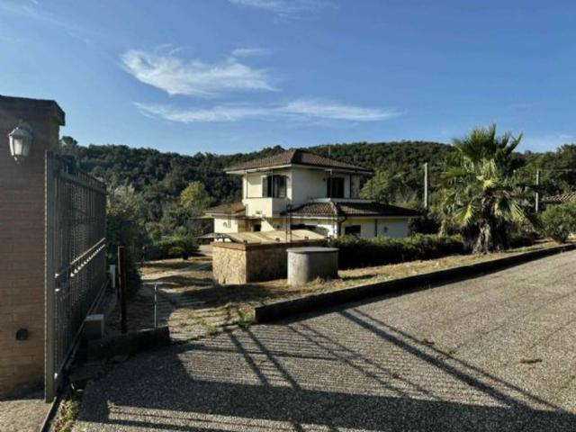 Case e ville in vendita di 117 m² in Via Magliana, 27