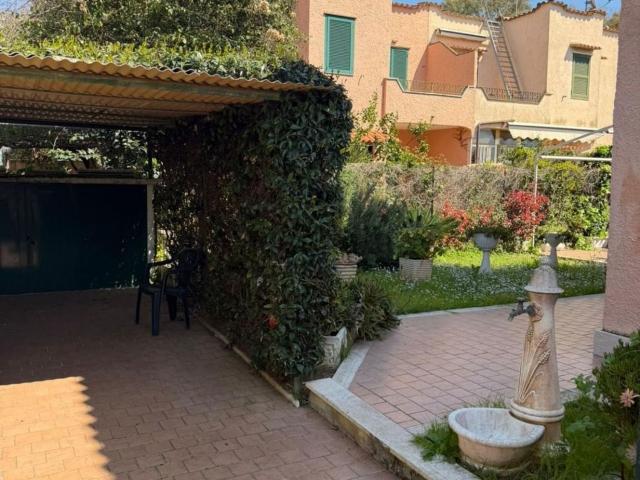 Case e ville in vendita di 118 m² in Via Ciliegi della Pace