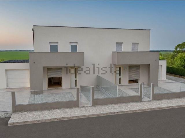 Case e ville in vendita di 118 m² in Via Rovigo
