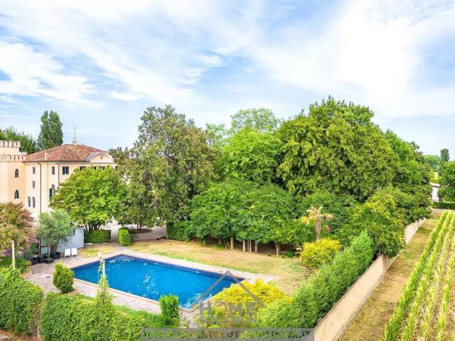 Case e ville in vendita di 1200 m²