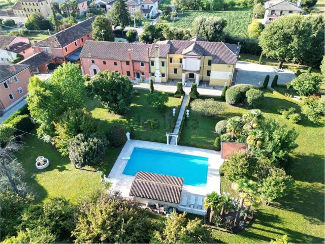 Case e ville in vendita di 1200 m²
