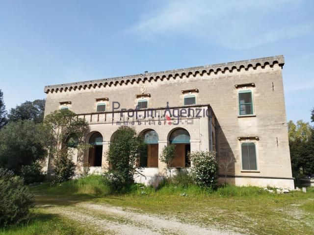 Case e ville in vendita di 1200 m²