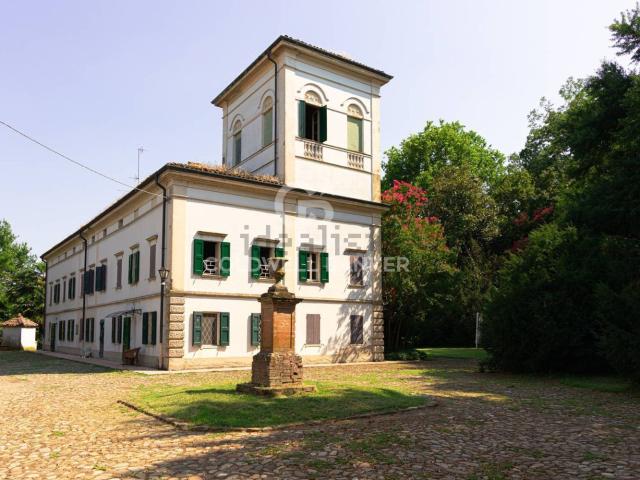 Case e ville in vendita di 1200 m² in Strada Gherbella