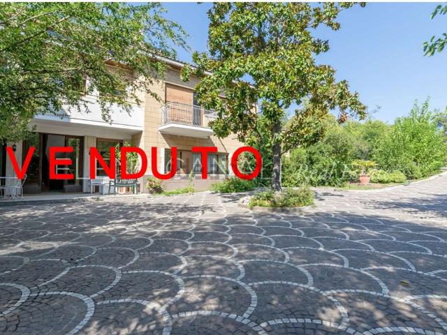 Case e ville in vendita di 1200 m² in Via Aurelia, 1100