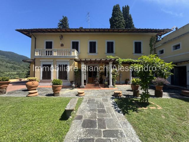 Case e ville in vendita di 1200 m² in Via di Capornia, 5
