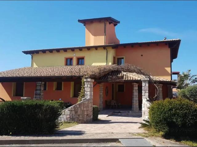 Case e ville in vendita di 1200 m² in Via Emilio Lussu