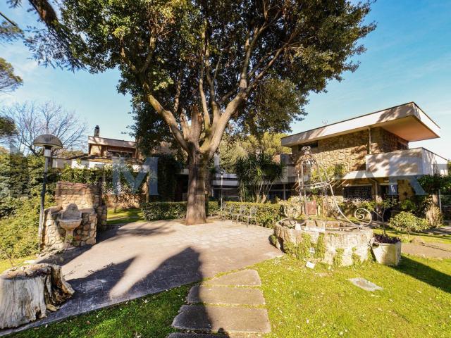 Case e ville in vendita di 1200 m² in Via Viggiano, 24