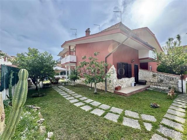 Case e ville in vendita di 120 m² in Via G. Garibaldi