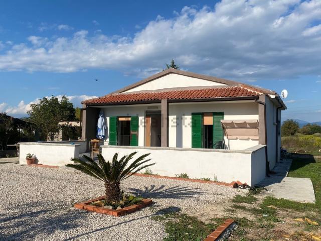 Case e ville in vendita di 120 m² in Via Domiziana, 122