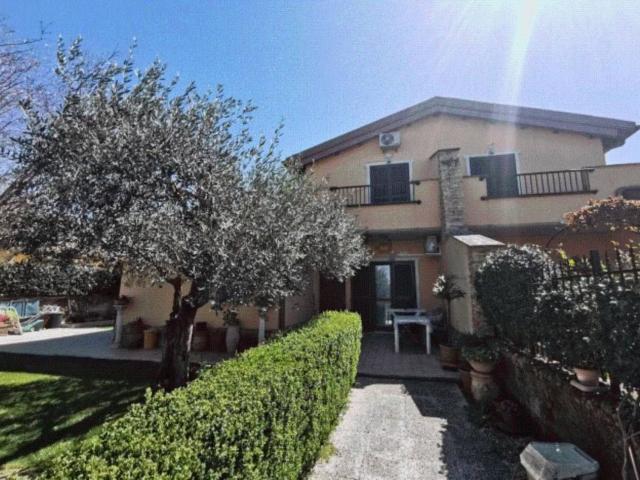 Case e ville in vendita di 120 m² in Via degli Orti