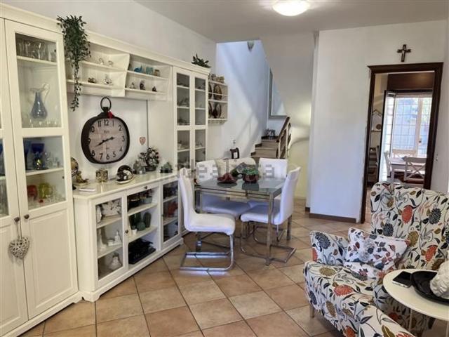 Case e ville in vendita di 120 m² in Via della Corona Australe