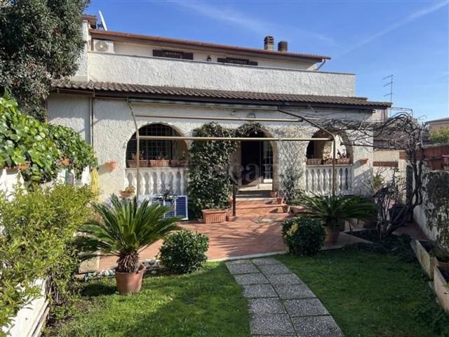 Case e ville in vendita di 120 m² in Via delle Pinne