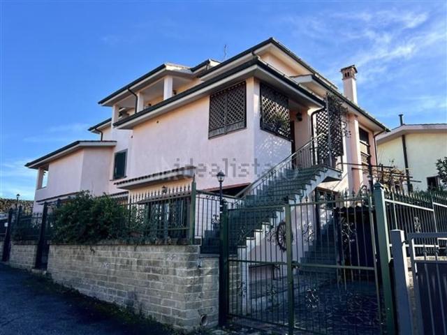 Case e ville in vendita di 120 m² in Via Elini