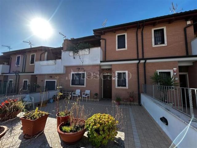 Case e ville in vendita di 120 m² in Via Solopaca