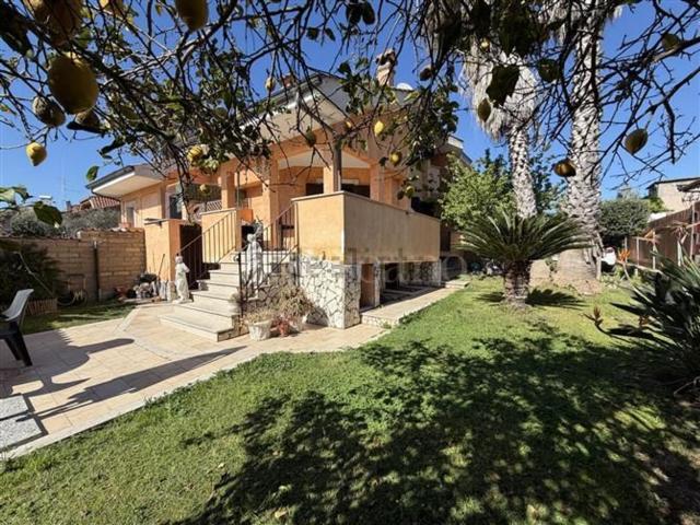 Case e ville in vendita di 120 m² in Via Urbino