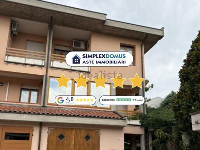 Case e ville in vendita di 121 m² in Via Nazionale Adriatica