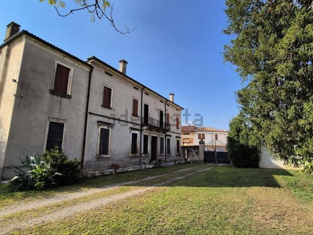 Case e ville in vendita di 1225 m²