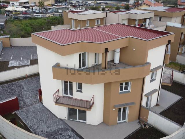 Case e ville in vendita di 122 m² in Via G. Grasso