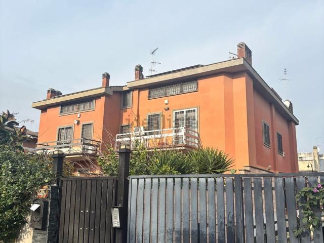 Case e ville in vendita di 122 m² in Via Euripide, 92